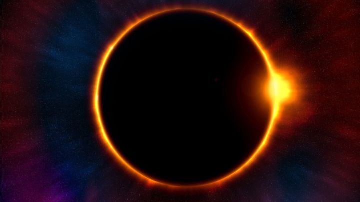 Eclipse de Sol en el grado 12 de Sagitario